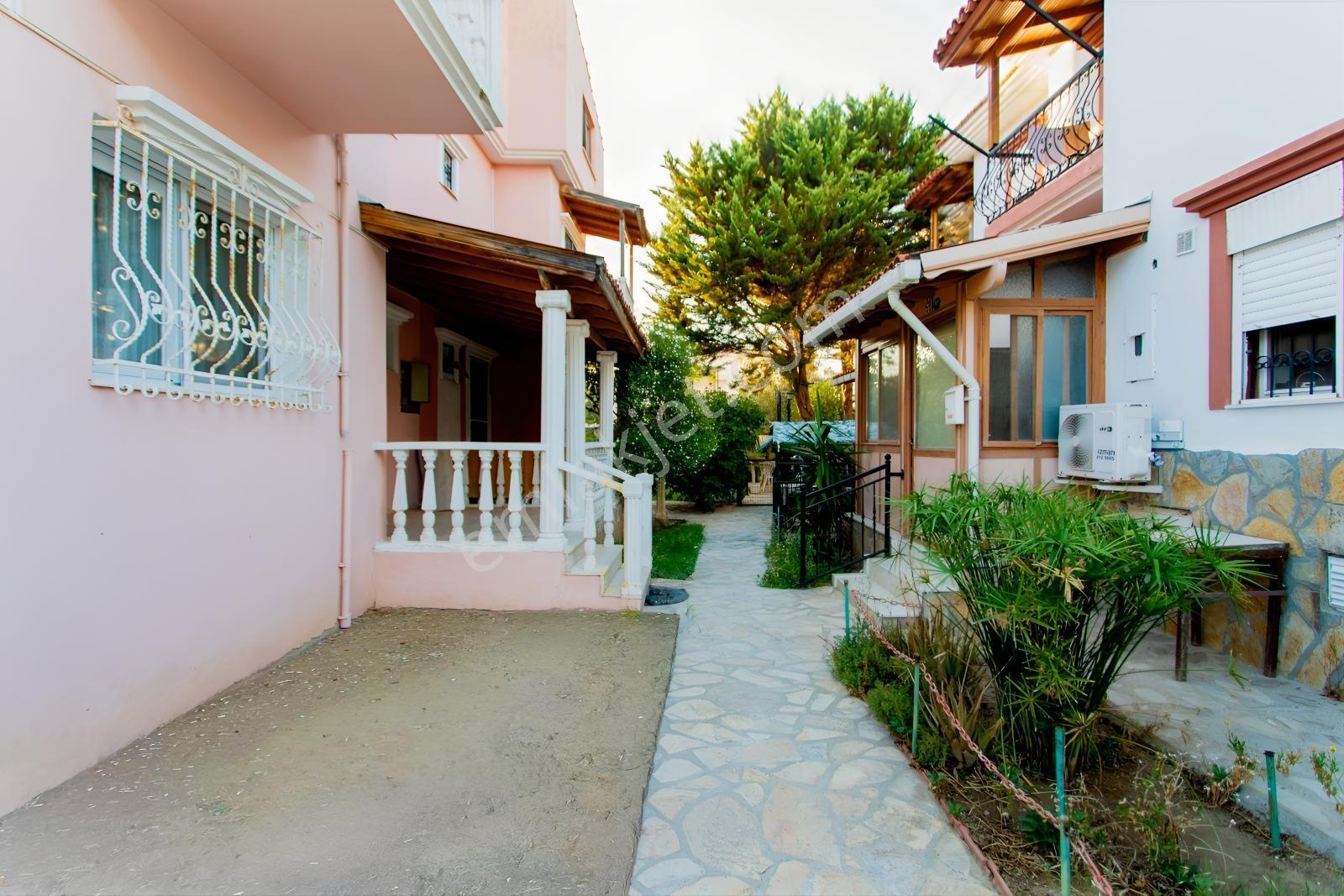 Foça İsmetpaşa Mah. Denize Yakın Satılık 4+1 Tripleks Villa — fotoğraf 4