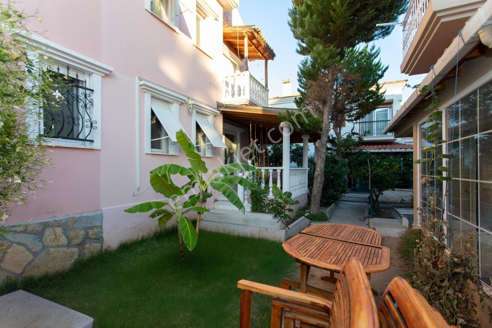 Foça İsmetpaşa Mah. Denize Yakın Satılık 4+1 Tripleks Villa — fotoğraf 5