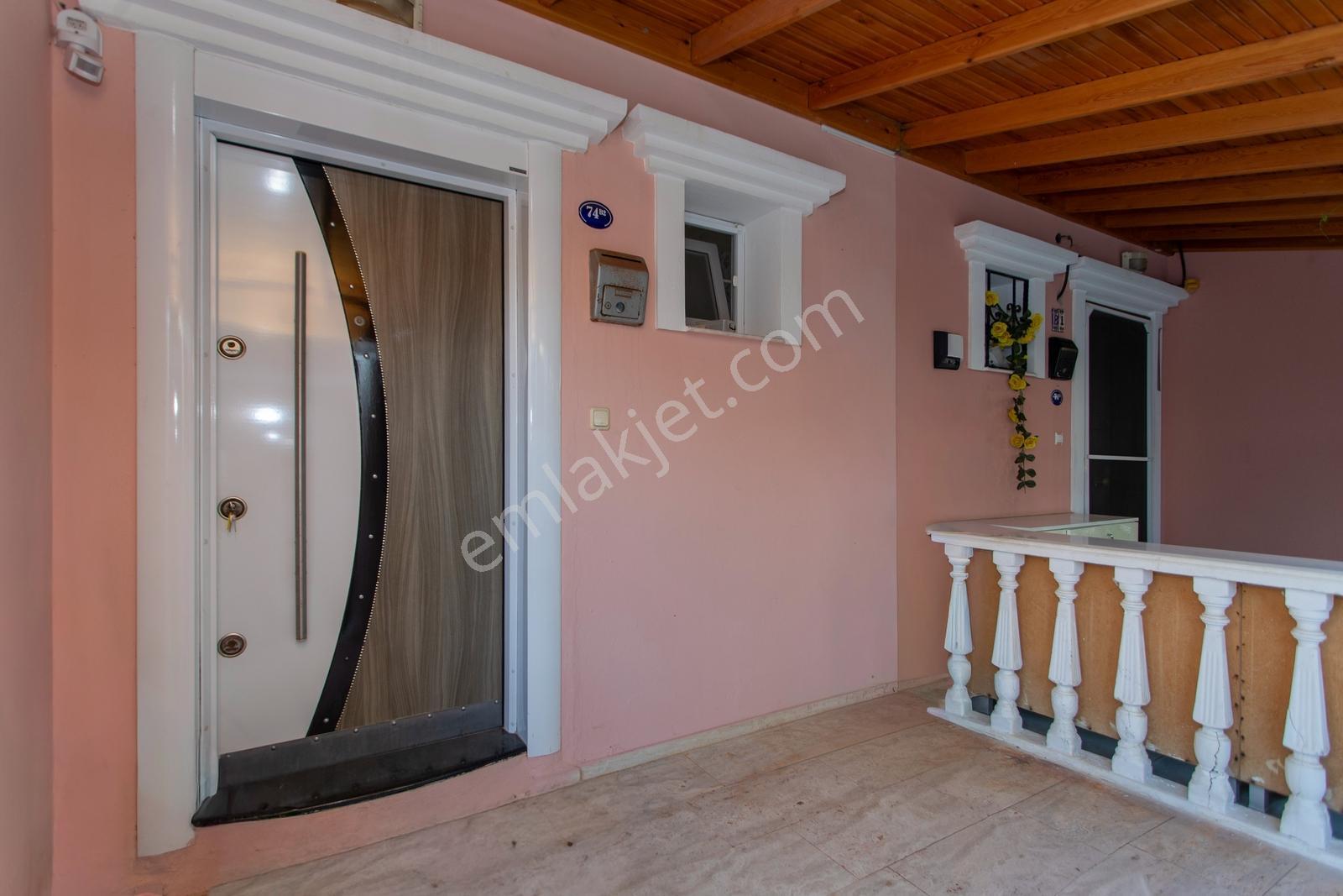 Foça İsmetpaşa Mah. Denize Yakın Satılık 4+1 Tripleks Villa — fotoğraf 8
