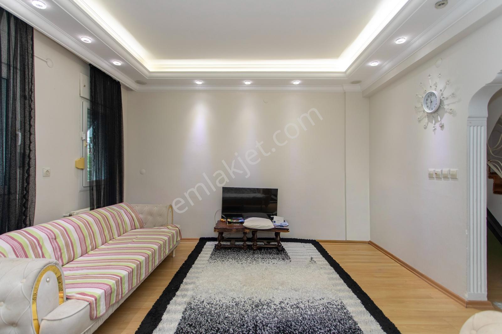 Foça İsmetpaşa Mah. Denize Yakın Satılık 4+1 Tripleks Villa — fotoğraf 12