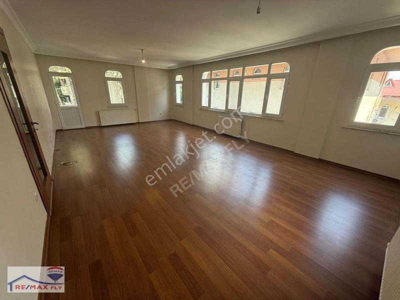 Tarabya'da , Boş 3+1 Kat İrtifaktlı Arakat Satılık Daire
