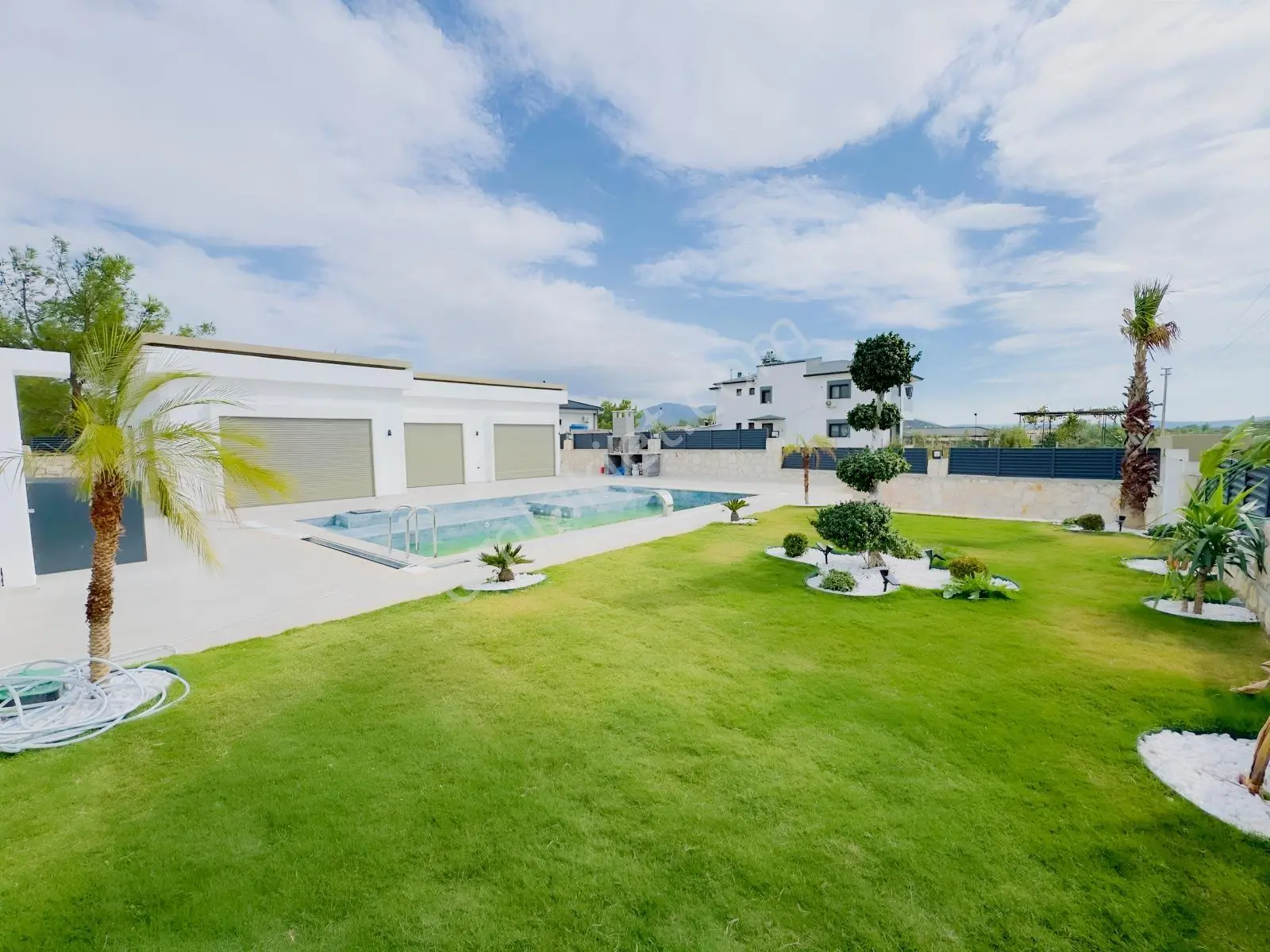 Didimde Satılık 600 M2 Arsa İçinde Alaçatı Mimarili Özel Villa
