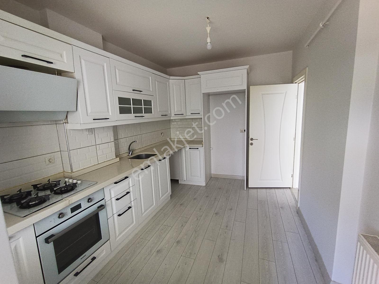 Altınova Mah. Satılık Site İçerisinde Ebeveyn Banyolu Geniş 2+1 — fotoğraf 2