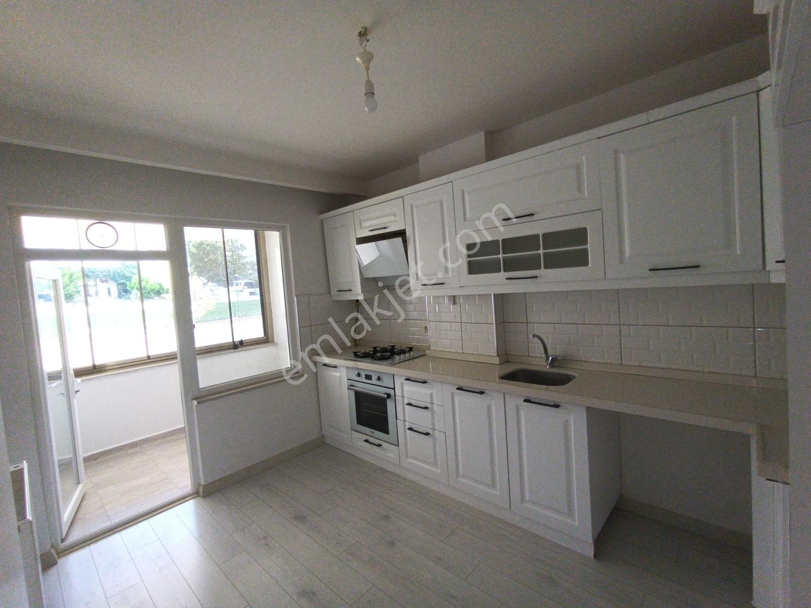 Altınova Mah. Satılık Site İçerisinde Ebeveyn Banyolu Geniş 2+1 — fotoğraf 3