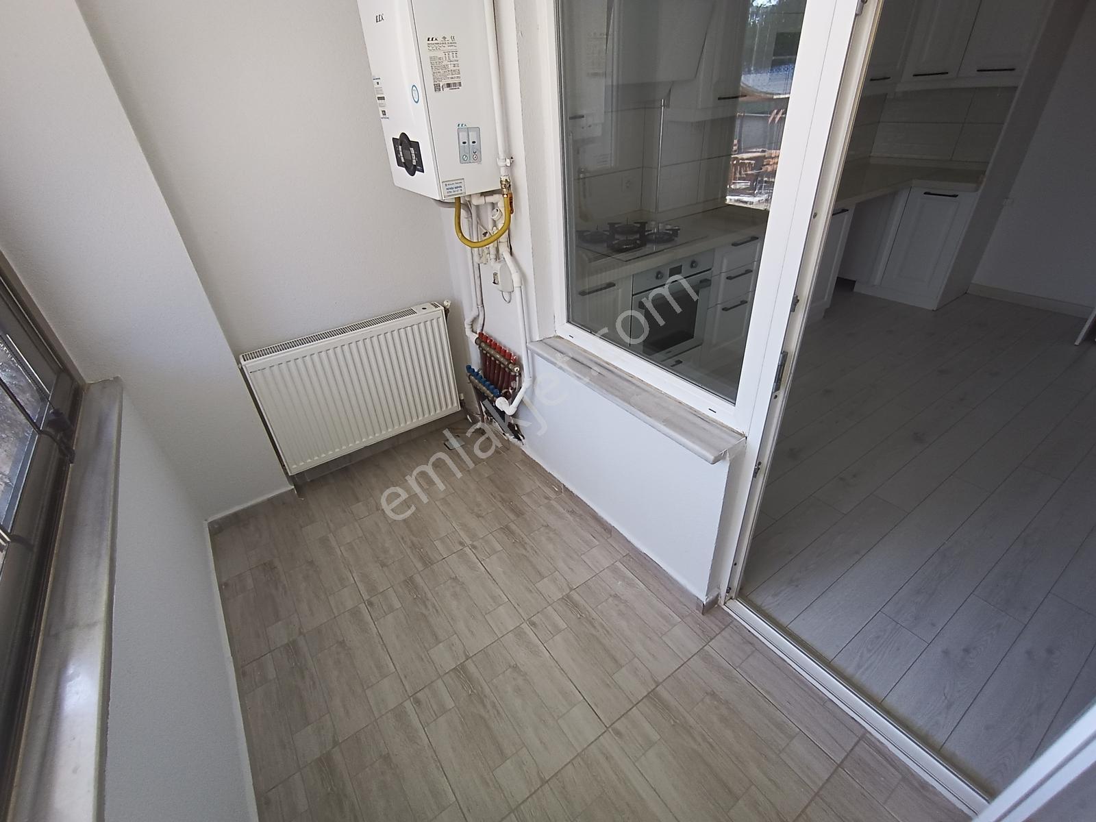 Altınova Mah. Satılık Site İçerisinde Ebeveyn Banyolu Geniş 2+1 — fotoğraf 5