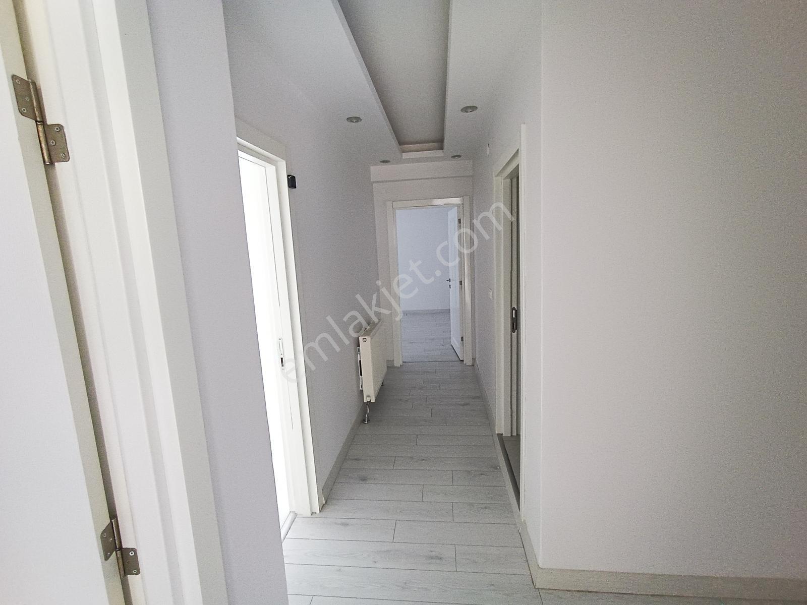 Altınova Mah. Satılık Site İçerisinde Ebeveyn Banyolu Geniş 2+1 — fotoğraf 12