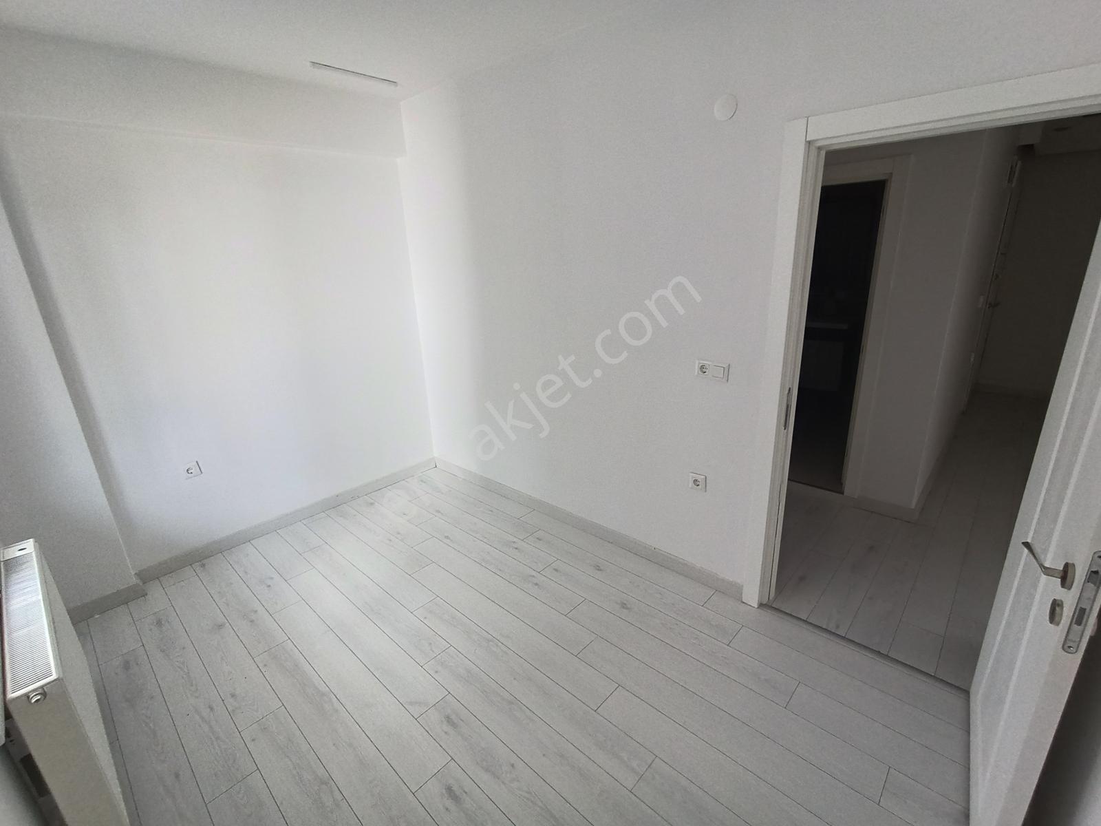 Altınova Mah. Satılık Site İçerisinde Ebeveyn Banyolu Geniş 2+1 — fotoğraf 15