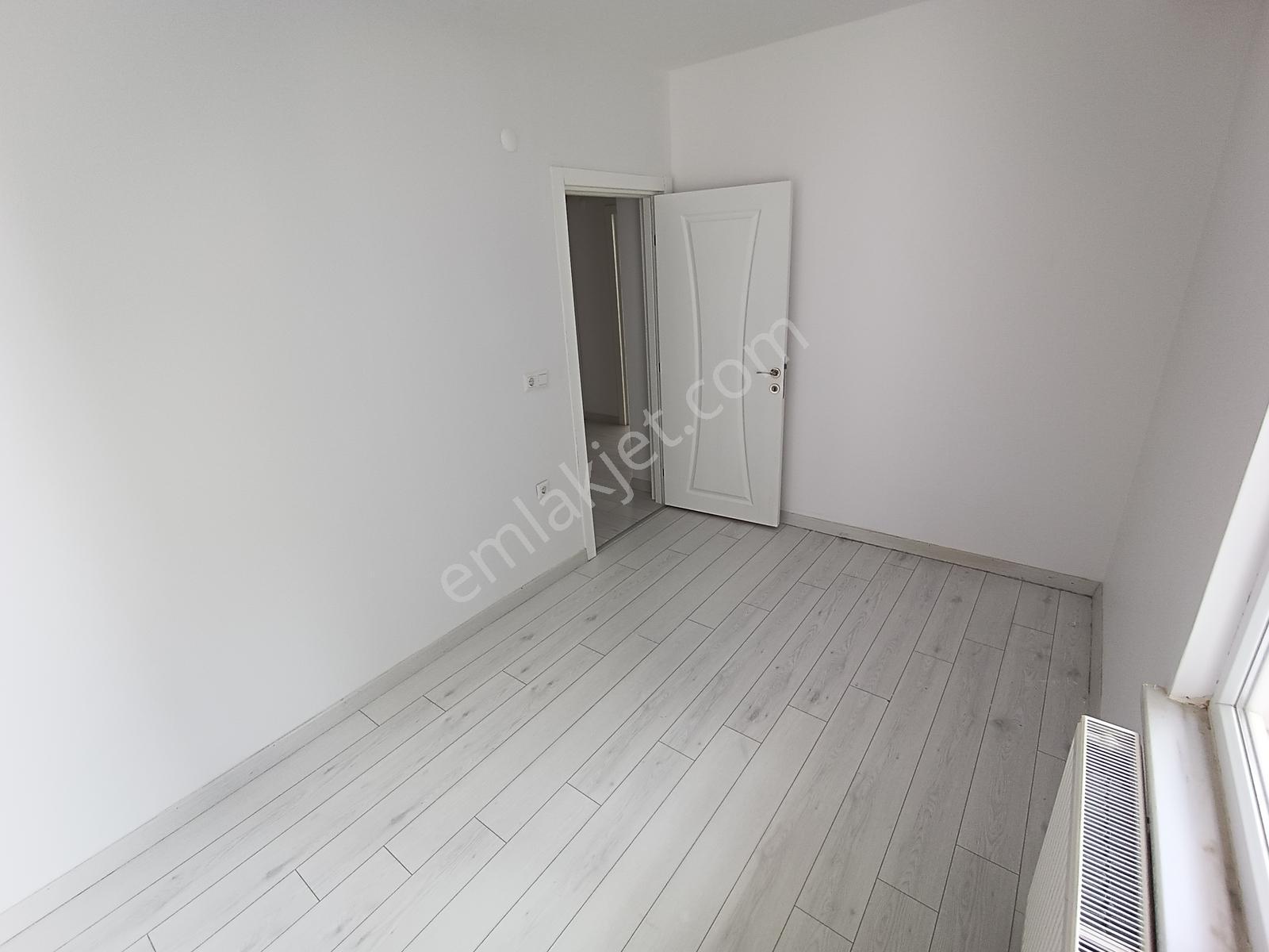 Altınova Mah. Satılık Site İçerisinde Ebeveyn Banyolu Geniş 2+1 — fotoğraf 16