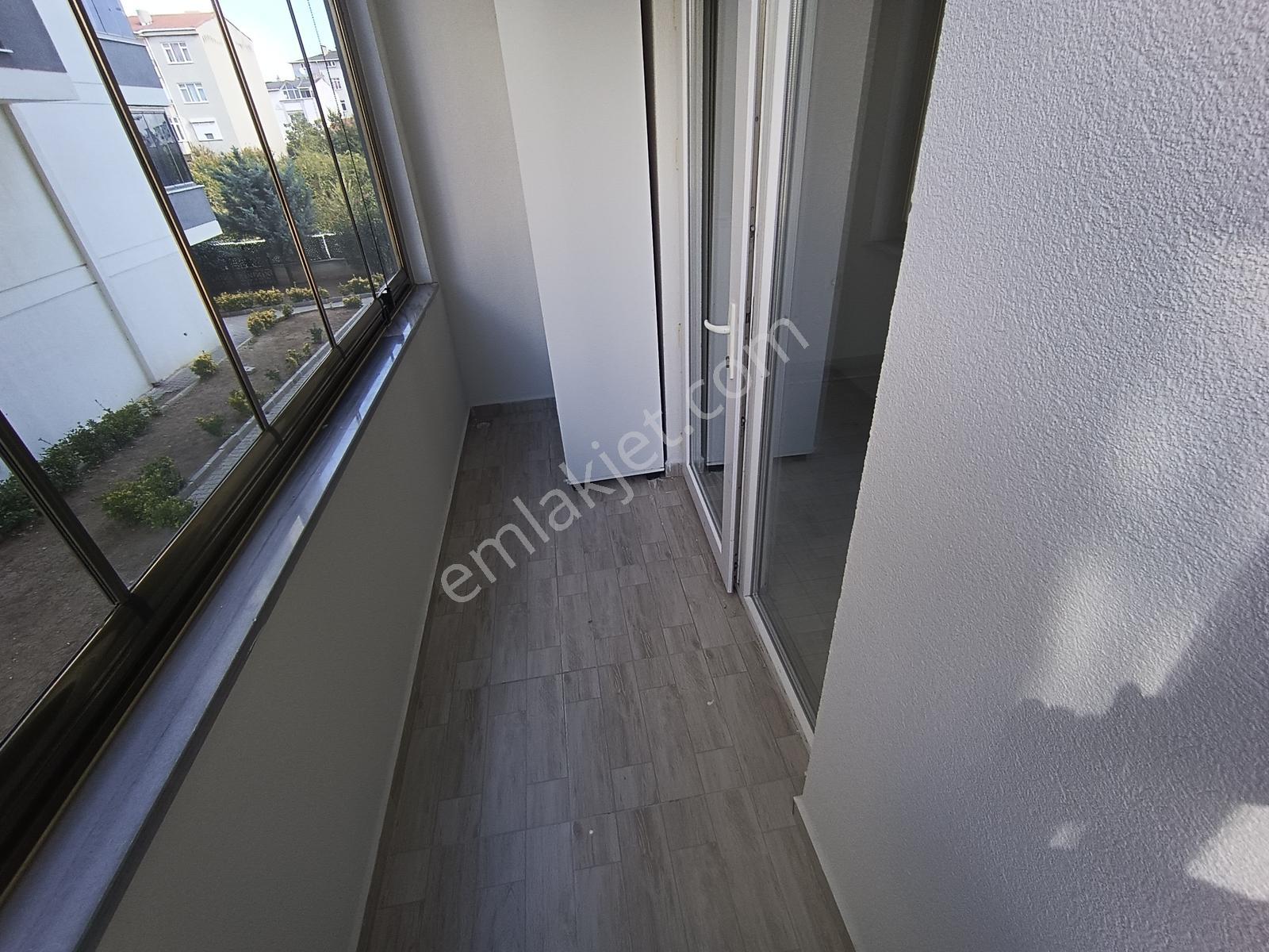 Altınova Mah. Satılık Site İçerisinde Ebeveyn Banyolu Geniş 2+1 — fotoğraf 23