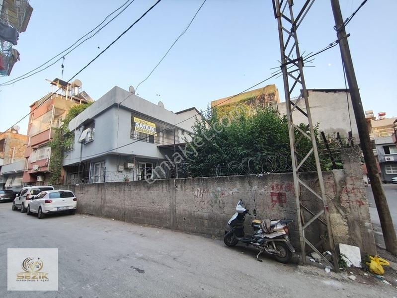 Yenibey Mahallesinde Köşebaşı 2 Katlı Bahçeli Garajlı Satılık Ev