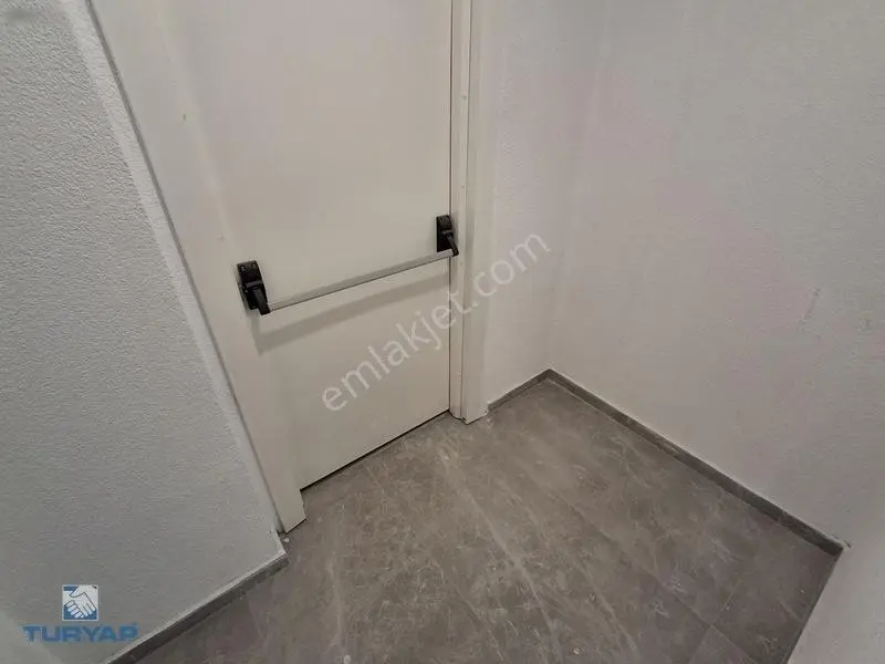 Turyap'tan Marmaray'a Yakın Katta Balkonlu 2+1 — fotoğraf 19
