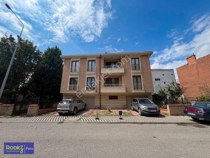 Adapazarı Reji Sok. 60 M2 Kapalı Garaj+ Kilerli 230m² 3+1 Daire