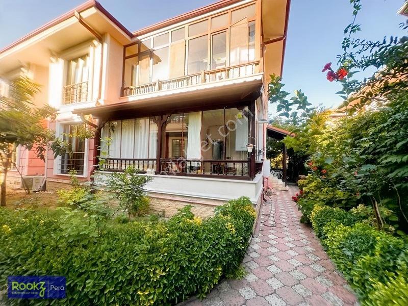 Serdivan'da 4+1 Bahçeli,şömineli Ve Geniş Villa