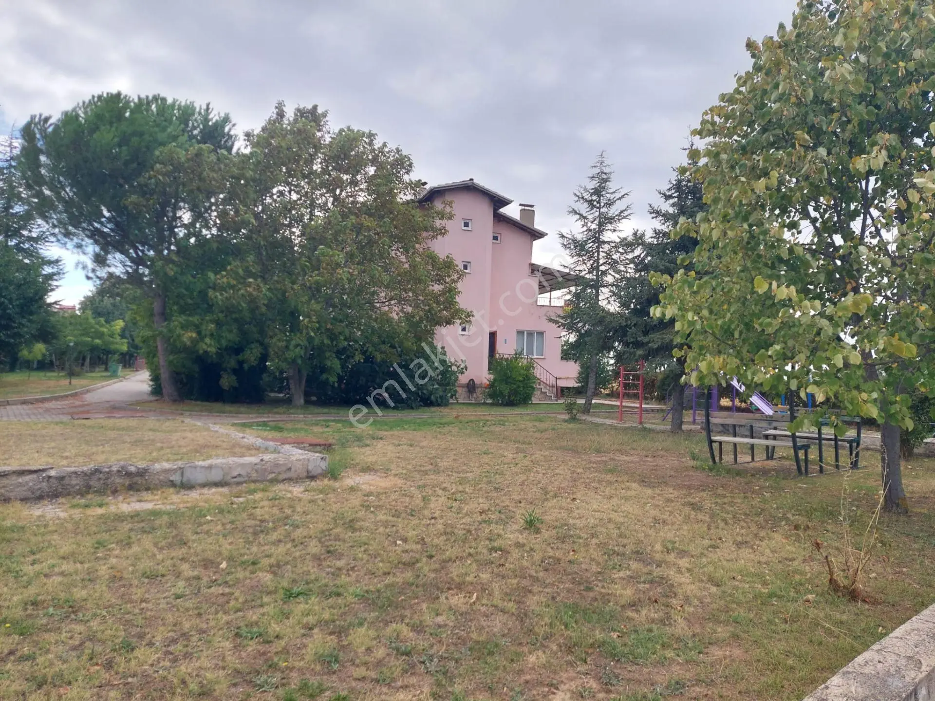 Karakuyu Mahallesi'Nde Satılık 300 M²Arsa İçinde 5+1 Geniş Villa