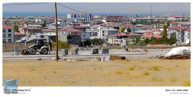 Muazzam Göl Ve Şehir Manzaralı Arsa