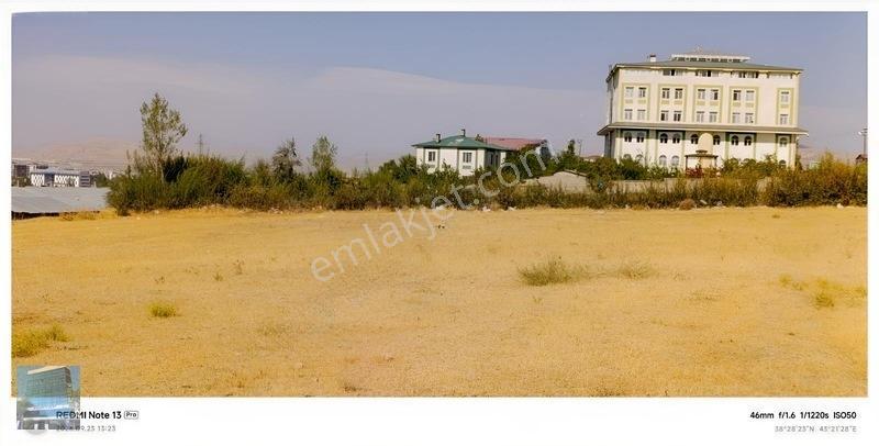 Muazzam Göl Ve Şehir Manzaralı Arsa — fotoğraf 2