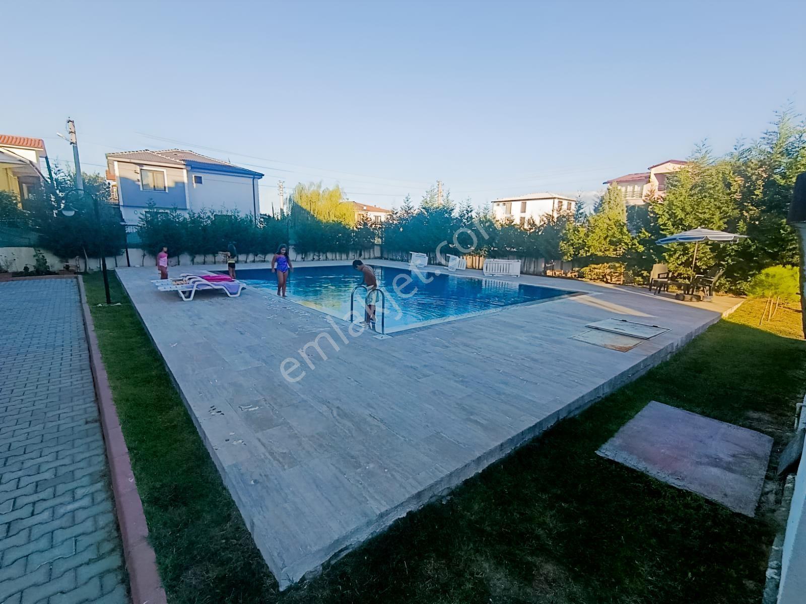 Cumhuriyet Mahallesinde Havuzlu 3+1 Çift Ebeveyn Banyolu Yaşam — fotoğraf 6