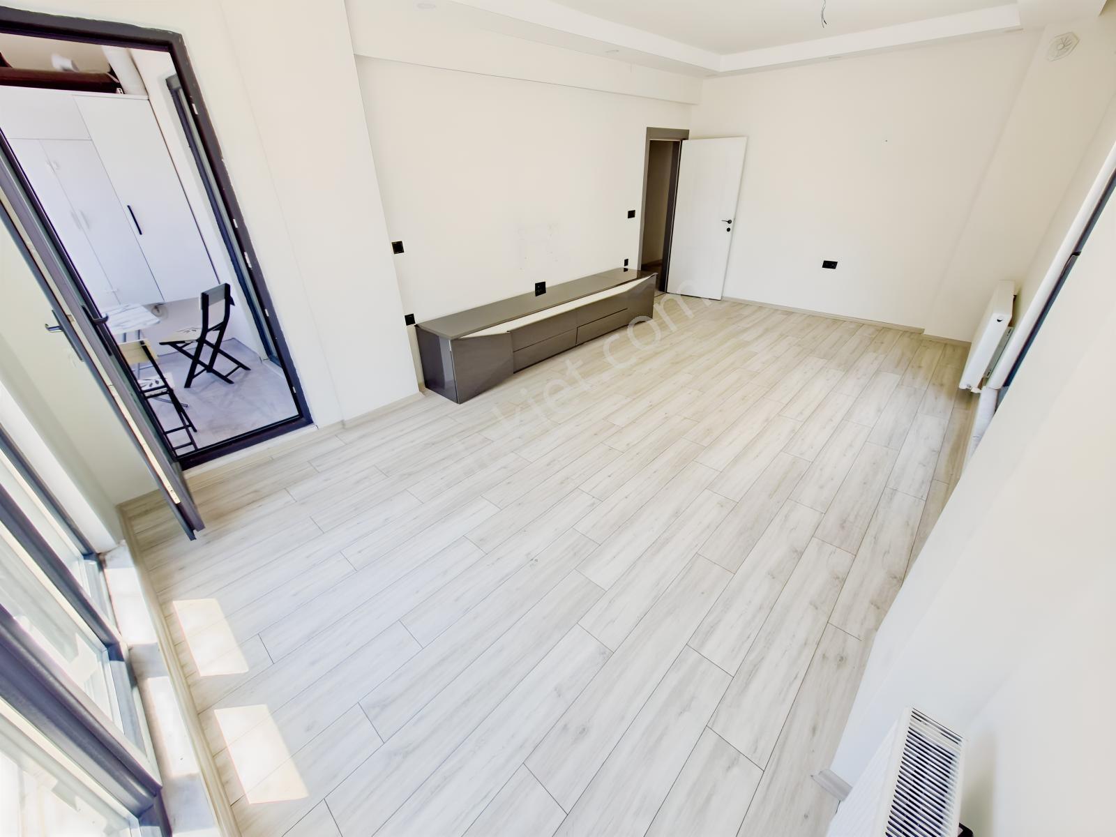 Huzurdan Cadde Üzeri 3+1 Doğalgazlı Ebevny Banyolu Satılık Daire — fotoğraf 14