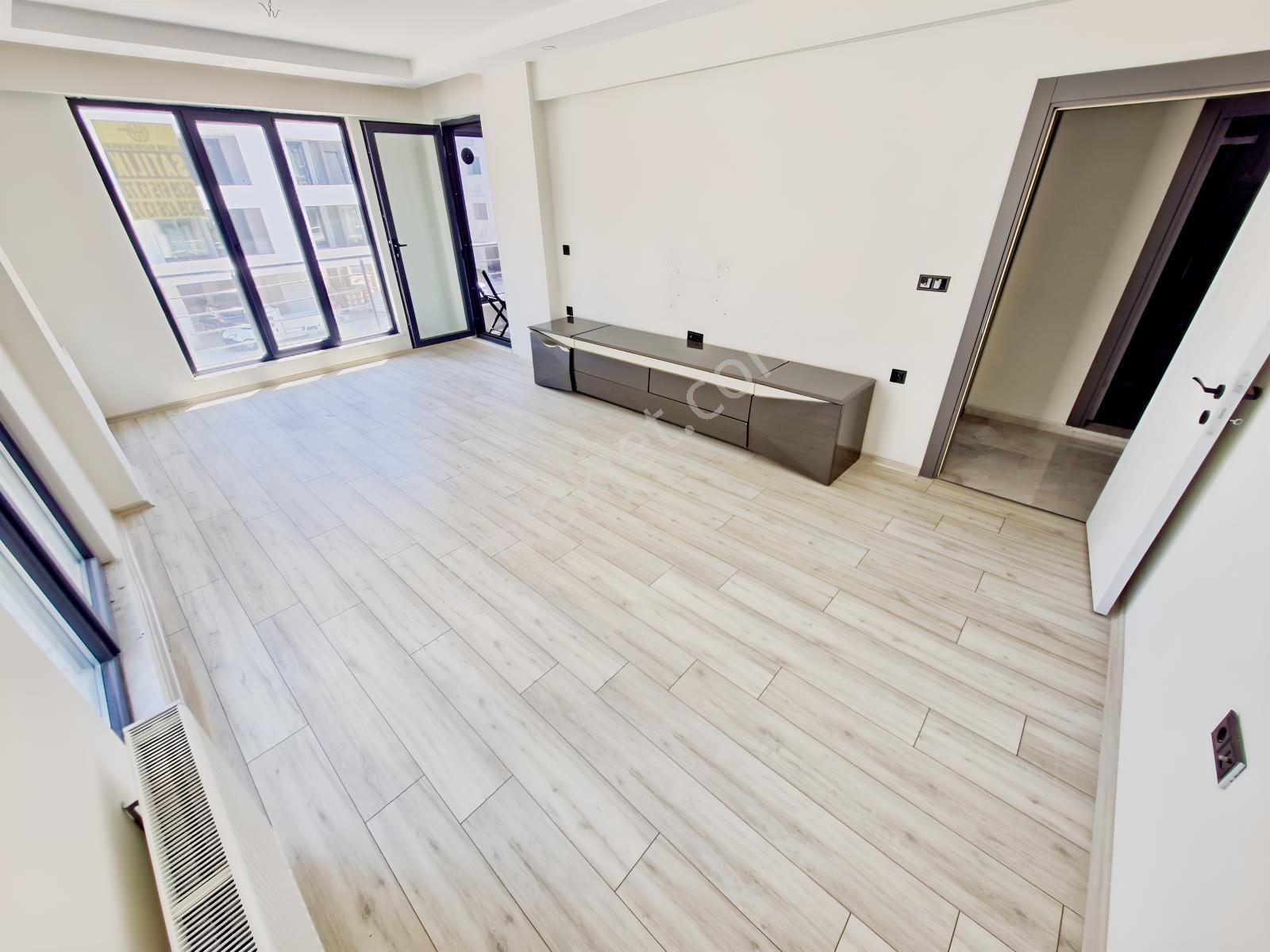 Huzurdan Cadde Üzeri 3+1 Doğalgazlı Ebevny Banyolu Satılık Daire — fotoğraf 16