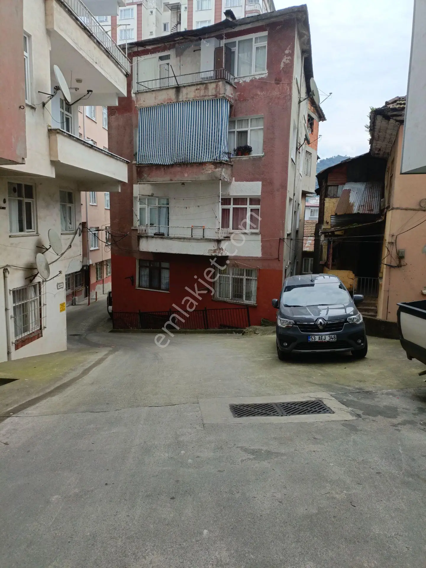 Yapıtürk Gayrimenkul’den Rize Merkez Tophane’de Satılık Bahçe Katlı 2+1 Daire — fotoğraf 3