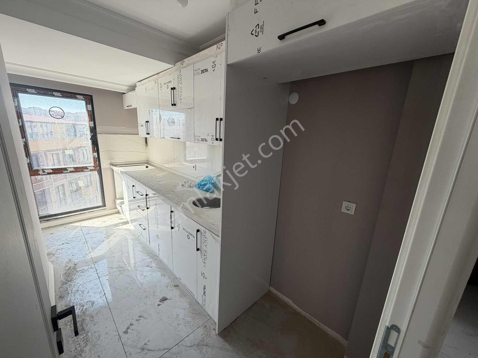 Silahtarağa 2+1 Balkonlu Otoparklı Asansörlüc Daire — fotoğraf 5