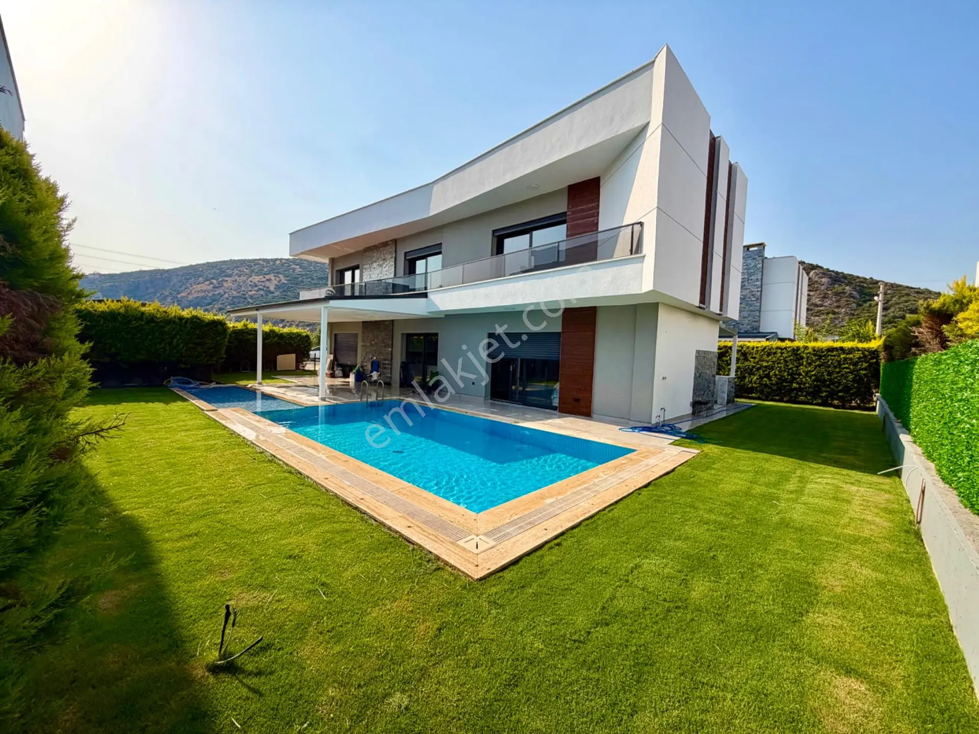 Kuşadası 4+1 Müstakil Havuzlu Satılık Yazlık