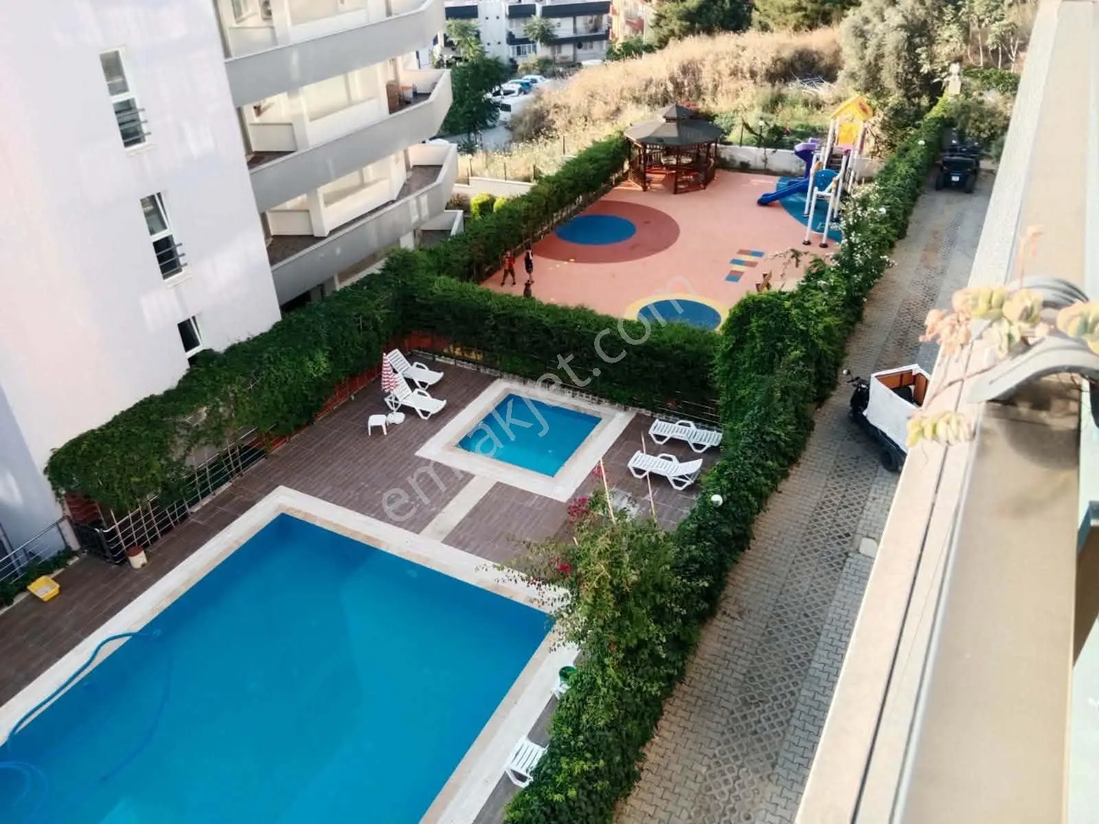 Kuşadası'nda Eşyalı, Havuzlu Sitede Geniş 2+1 Satılık Daire