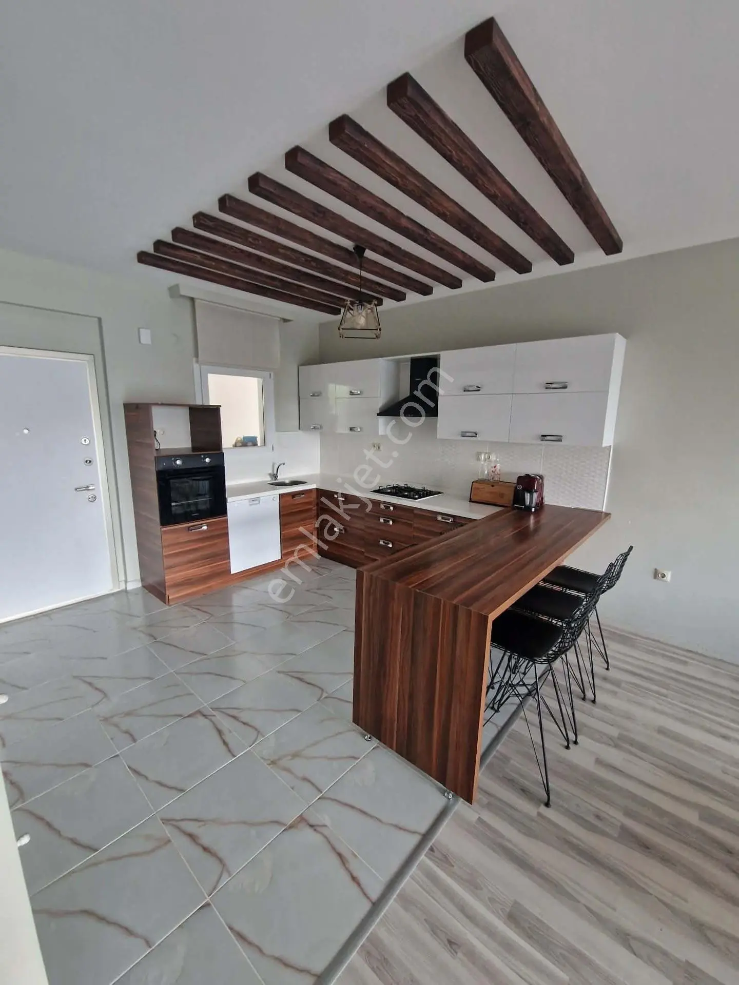 Kuşadası'nda Eşyalı, Havuzlu Sitede Geniş 2+1 Satılık Daire — fotoğraf 2
