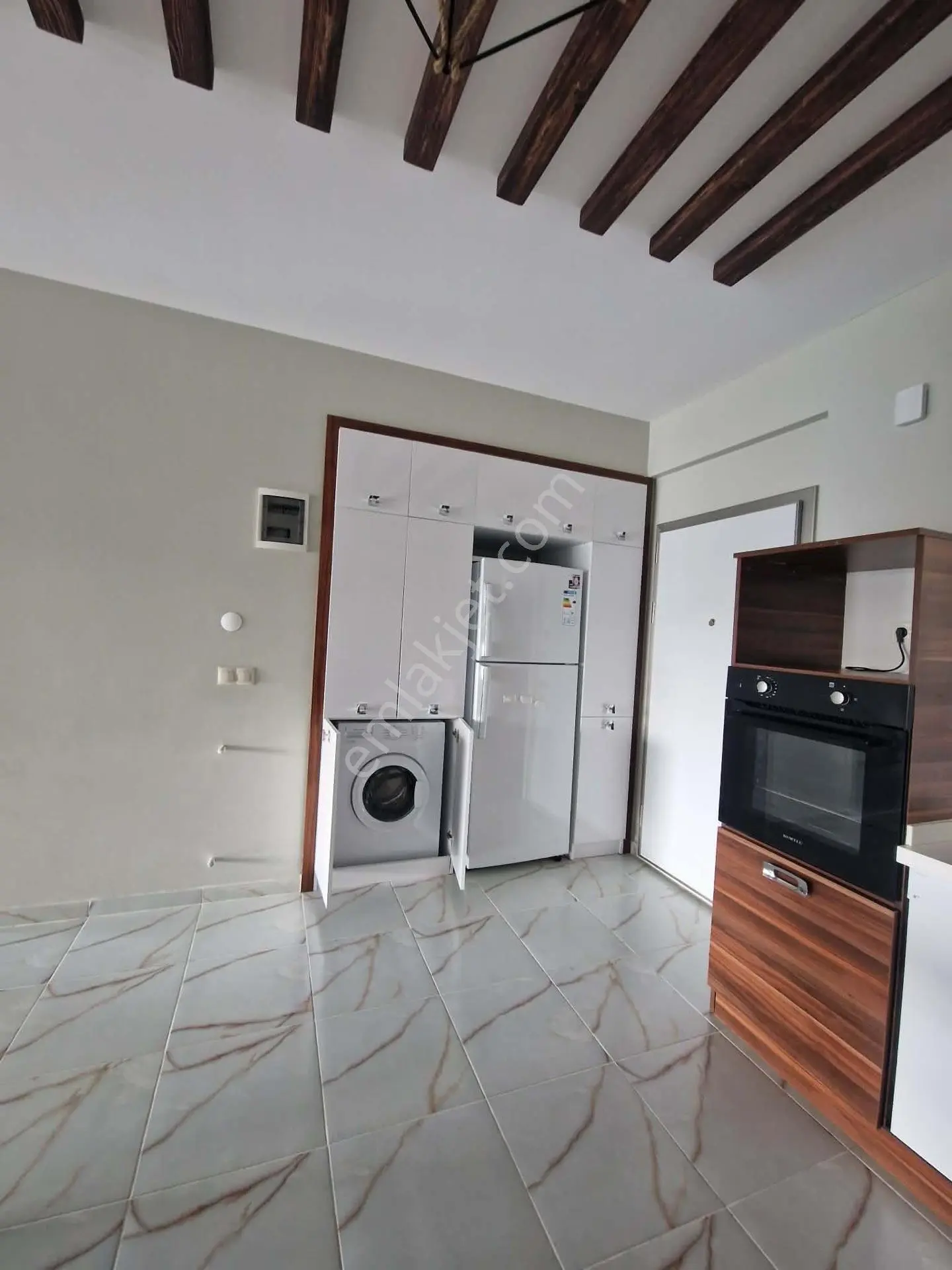 Kuşadası'nda Eşyalı, Havuzlu Sitede Geniş 2+1 Satılık Daire — fotoğraf 3