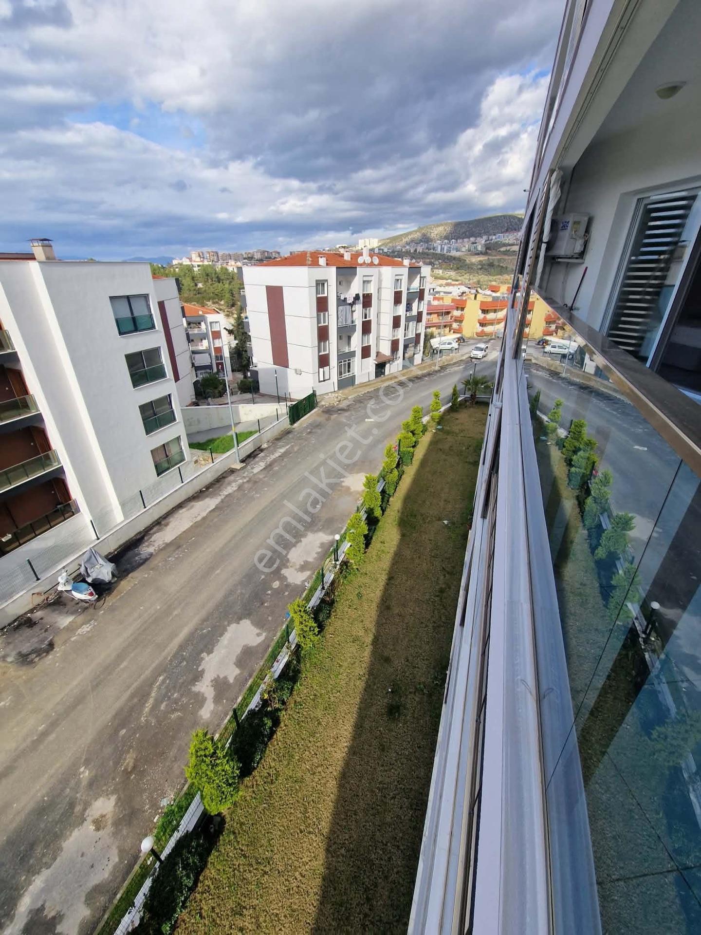Kuşadası'nda Eşyalı, Havuzlu Sitede Geniş 2+1 Satılık Daire — fotoğraf 13