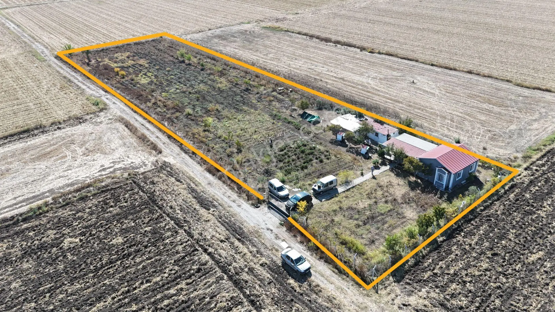 İzmir Menderes Tekelide 5 Dönüm Müstakil Evi Elektrik Sondaj Suyu