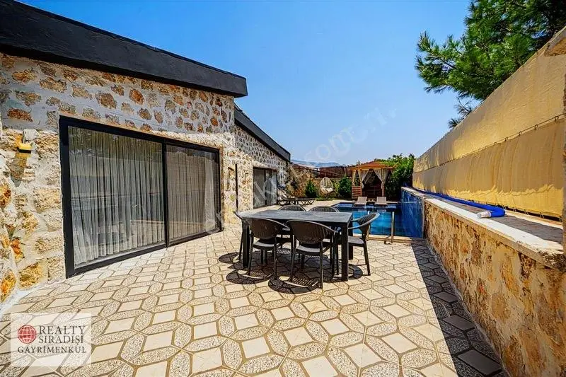 Kaş'ta 1660 M2 İçinde , Elektriğini Kendi Üreten Satılık Vılla