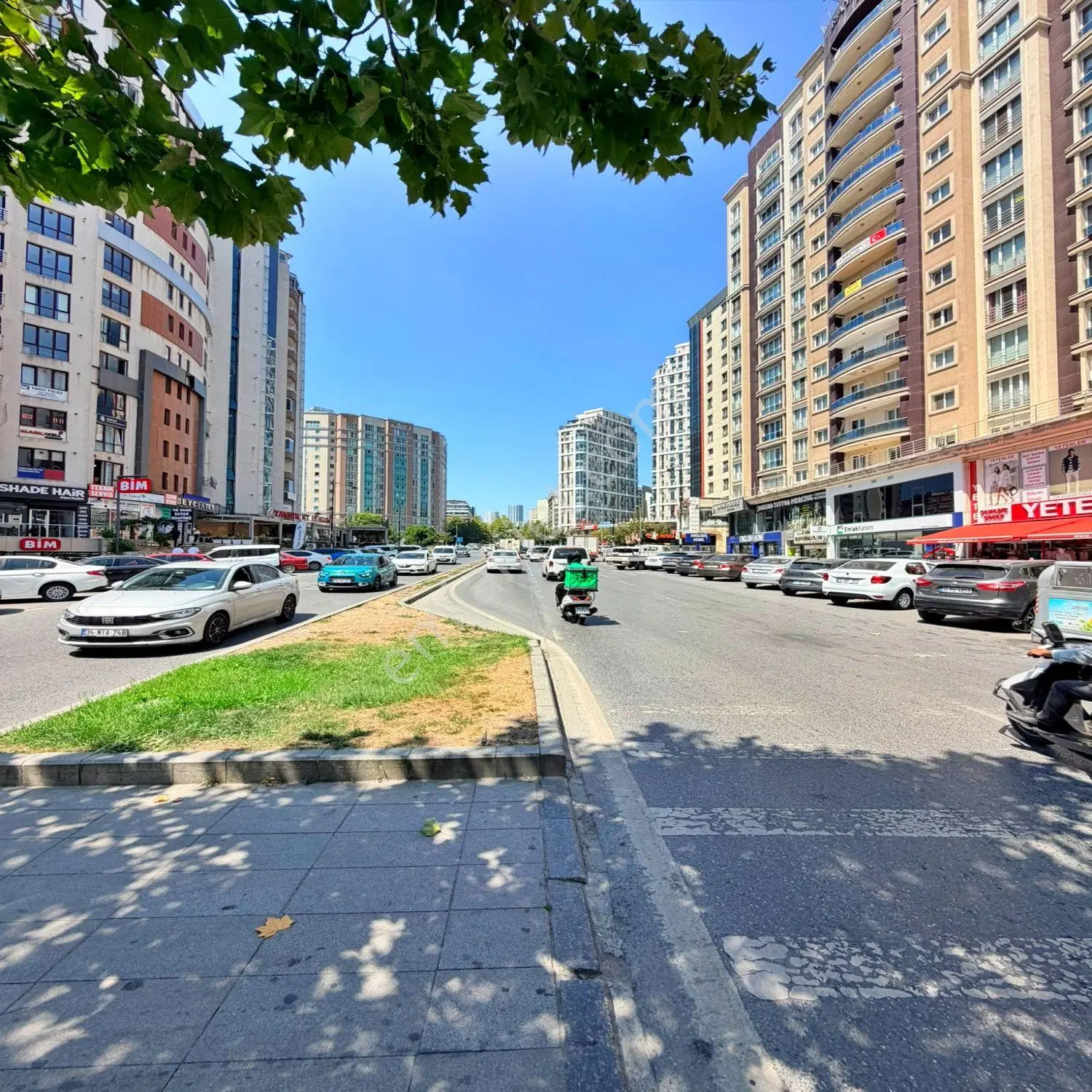 Cumhuriyet Mah'De Metrobüse 5'Dk Satılık 3+1 Daire