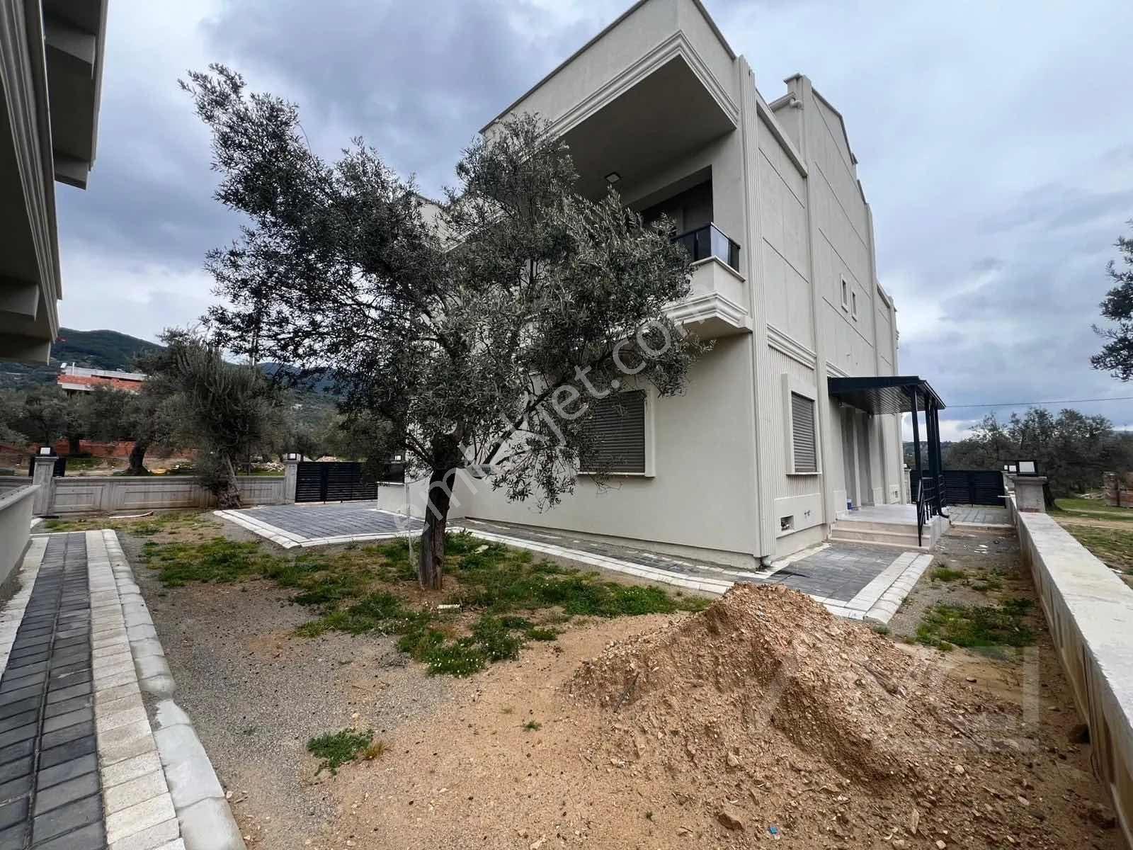 Avcı'dan Kaz Dağları Güre'de 3+1 Sıfır Teraslı Bahçeli Villa — fotoğraf 2
