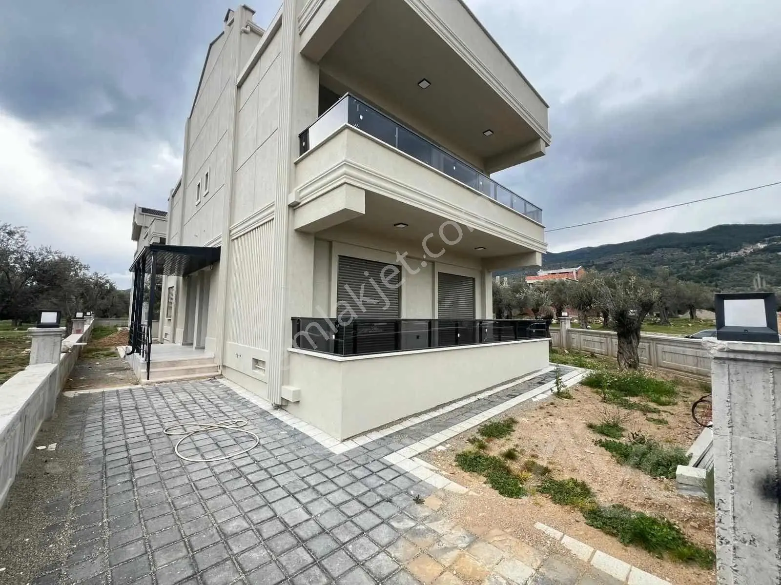 Avcı'dan Kaz Dağları Güre'de 3+1 Sıfır Teraslı Bahçeli Villa — fotoğraf 6