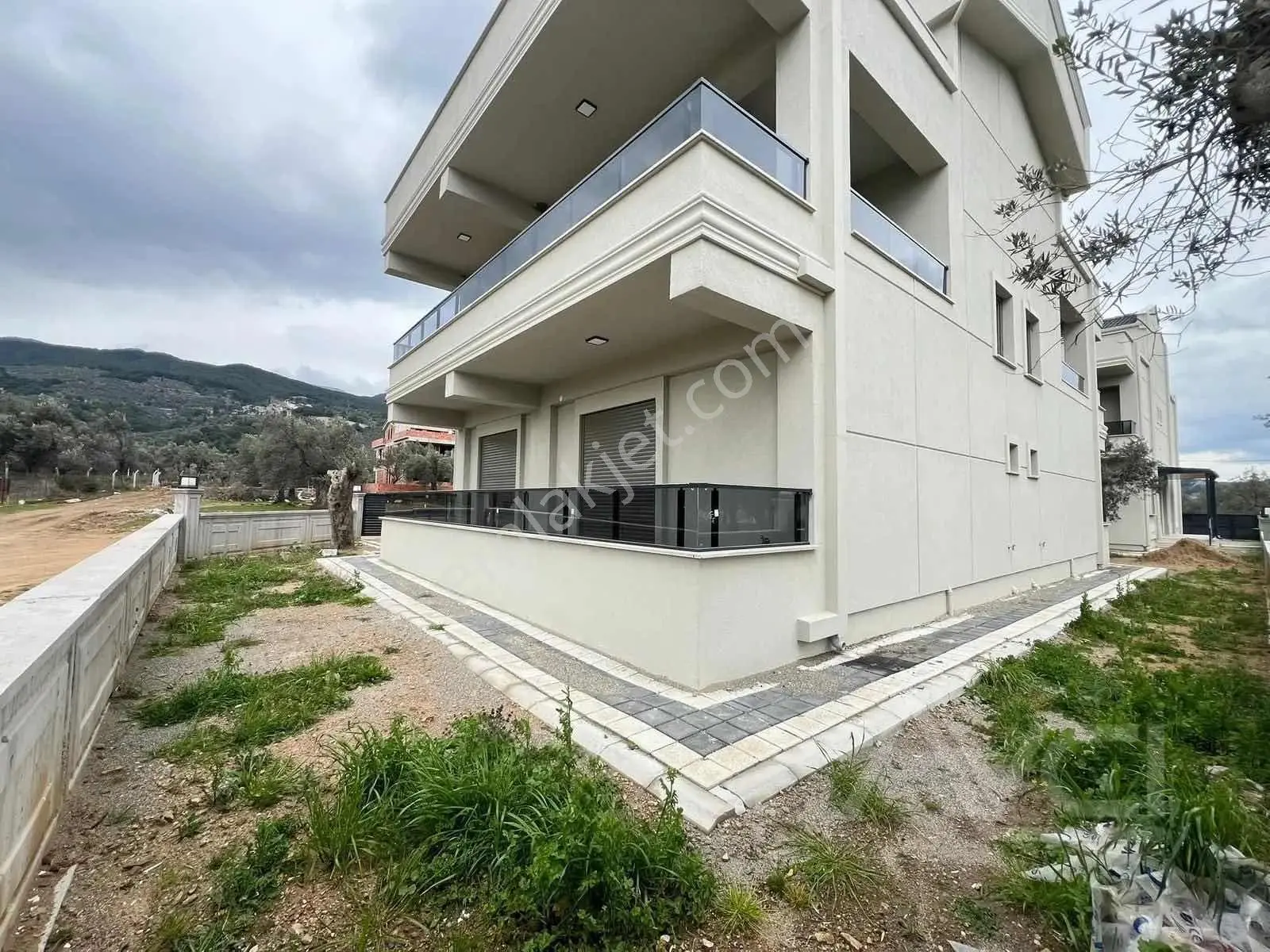 Avcı'dan Kaz Dağları Güre'de 3+1 Sıfır Teraslı Bahçeli Villa — fotoğraf 25