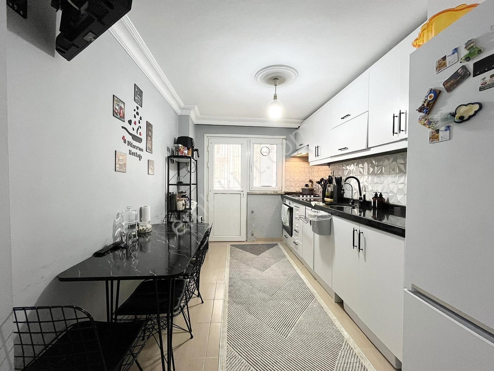 Metrobüsün Dibinde Otoparklı Asansörlü 140 M²3+1 Satılık Daire!!