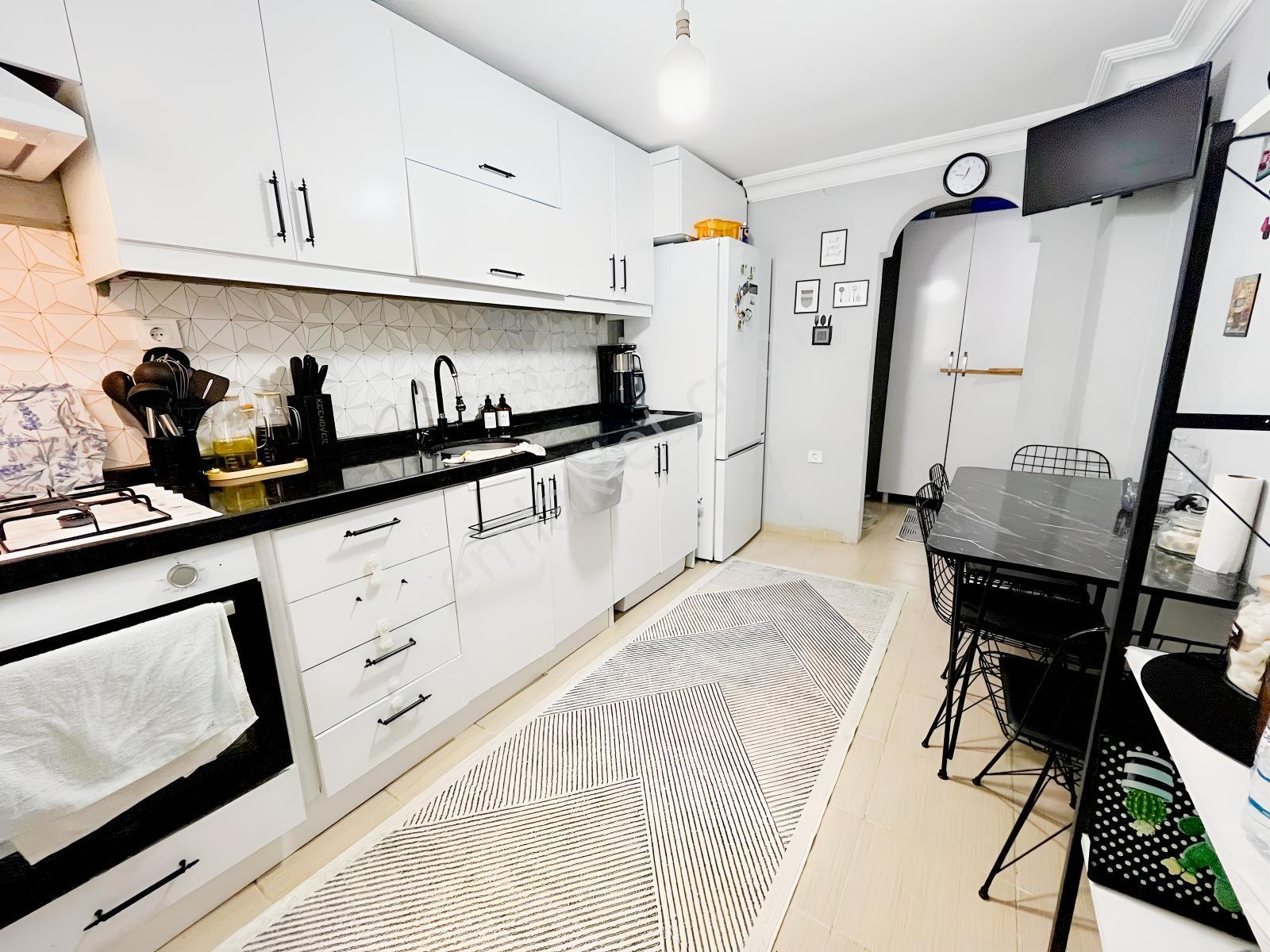 Metrobüsün Dibinde Otoparklı Asansörlü 140 M²3+1 Satılık Daire!! — fotoğraf 3