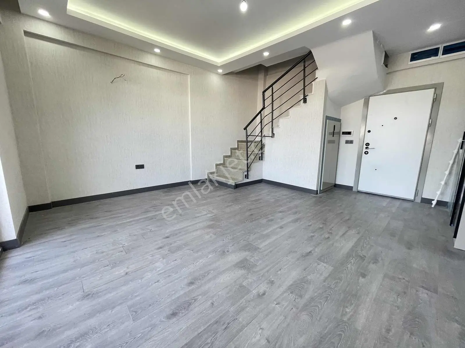 ''alaçatı''dan Lüx Yapılı Geniş Satılık 4+1 Daire — fotoğraf 2
