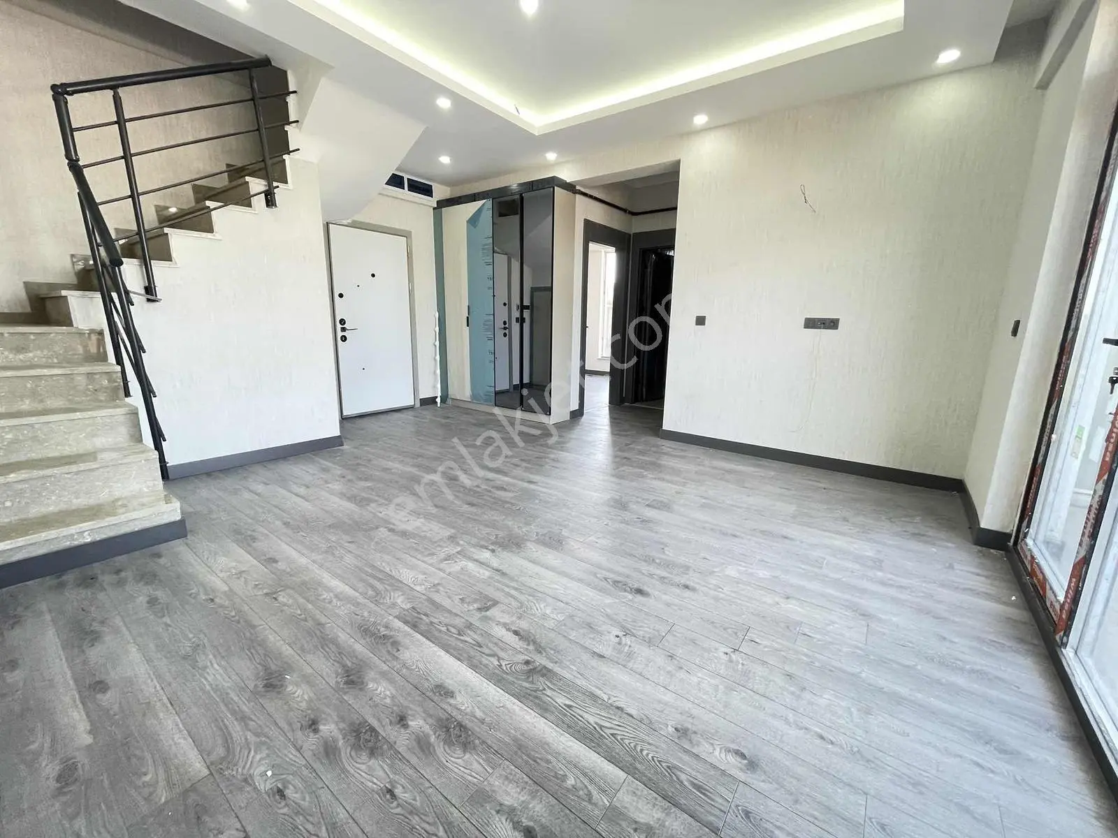 ''alaçatı''dan Lüx Yapılı Geniş Satılık 4+1 Daire — fotoğraf 3
