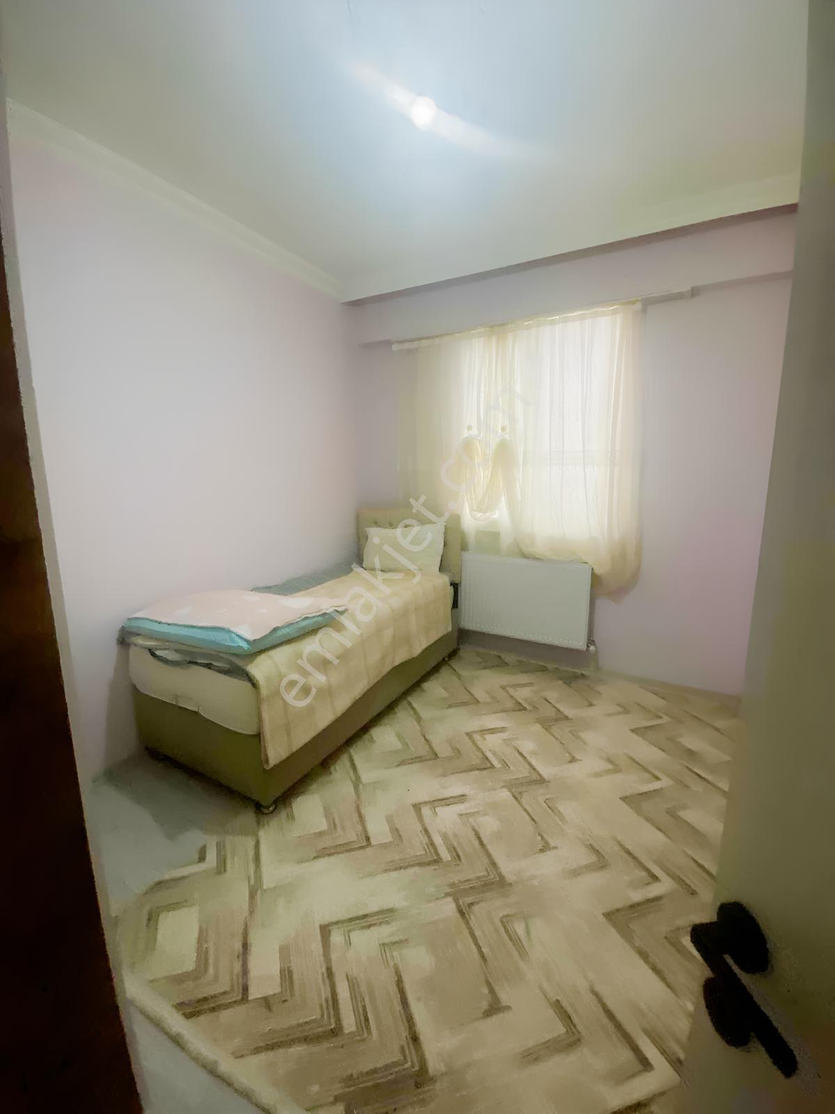 Şehitler Mah Servis Güzargahında. Eşyalı Kiracılı Satılık 1+1 — fotoğraf 3