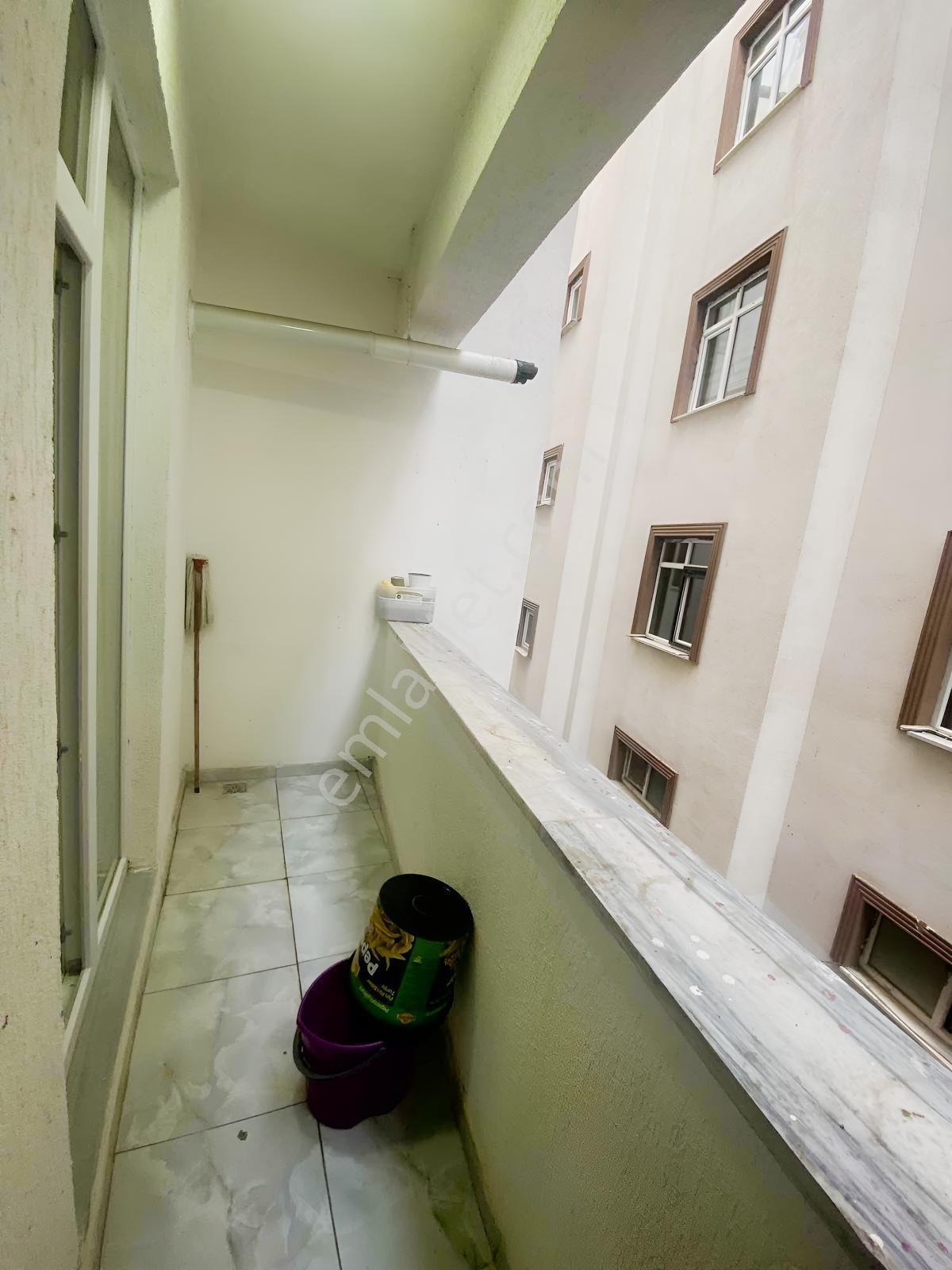 Şehitler Mah Servis Güzargahında. Eşyalı Kiracılı Satılık 1+1 — fotoğraf 4