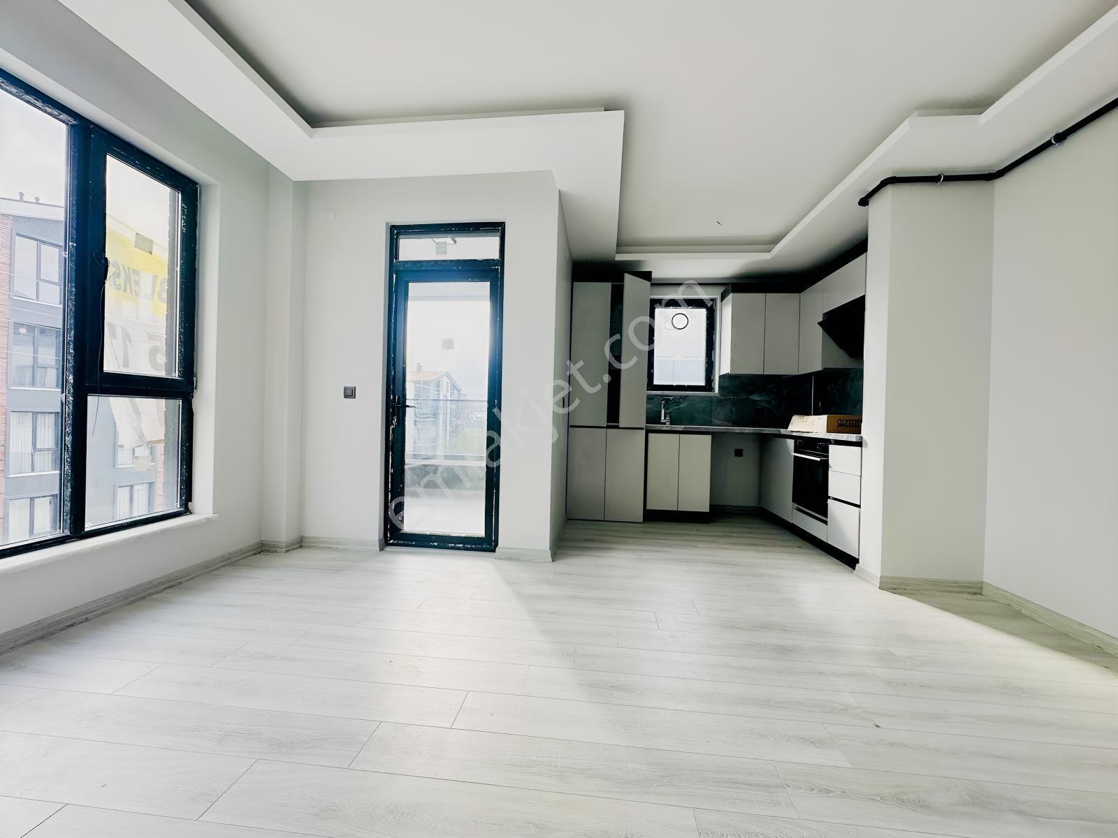 Alaçatıdan Bulvar Dibi Arakatta Ebeveyn Banyolu Düz 2+1 — fotoğraf 4