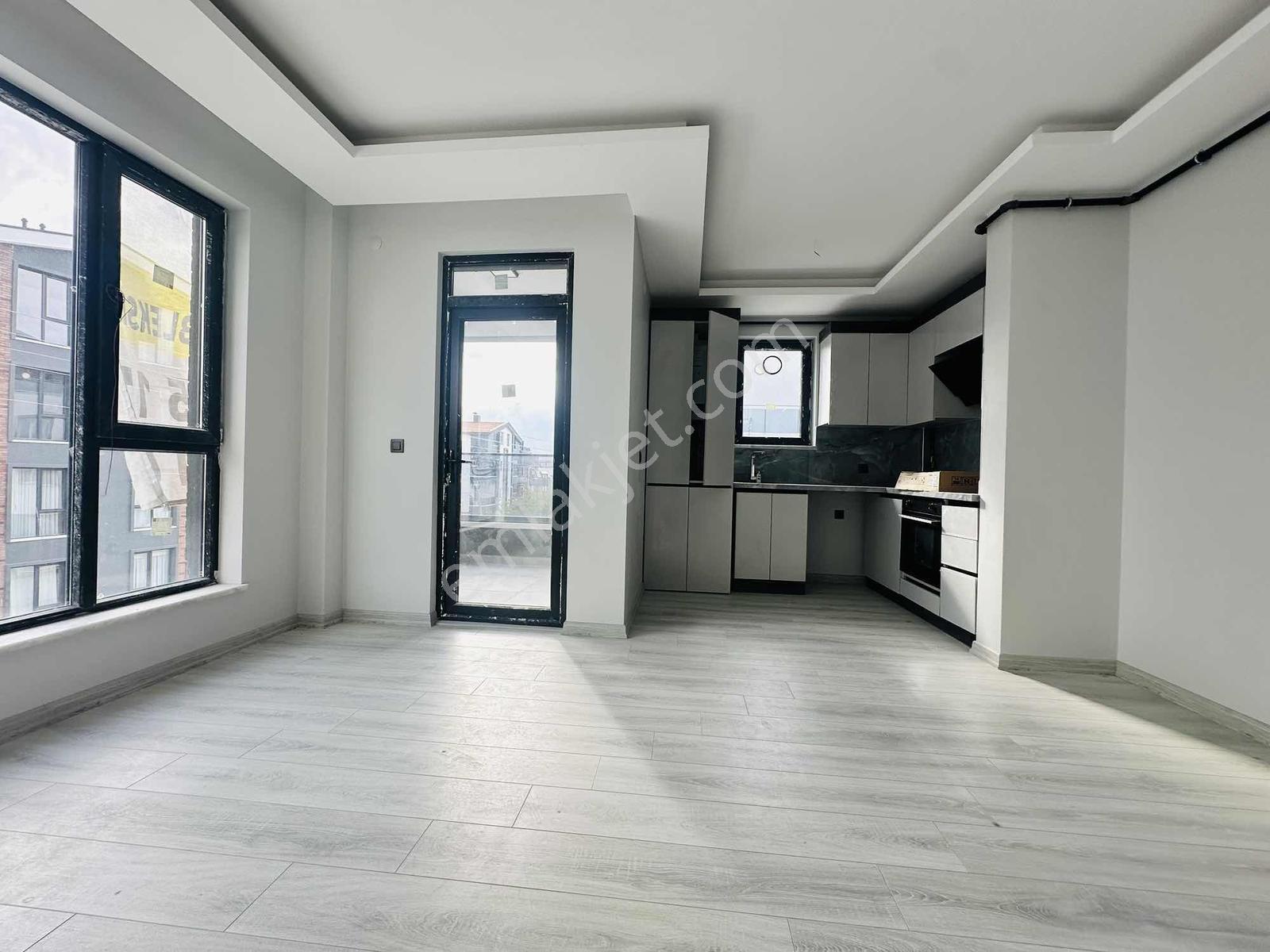 Alaçatıdan Bulvar Dibi Arakatta Ebeveyn Banyolu Düz 2+1 — fotoğraf 6