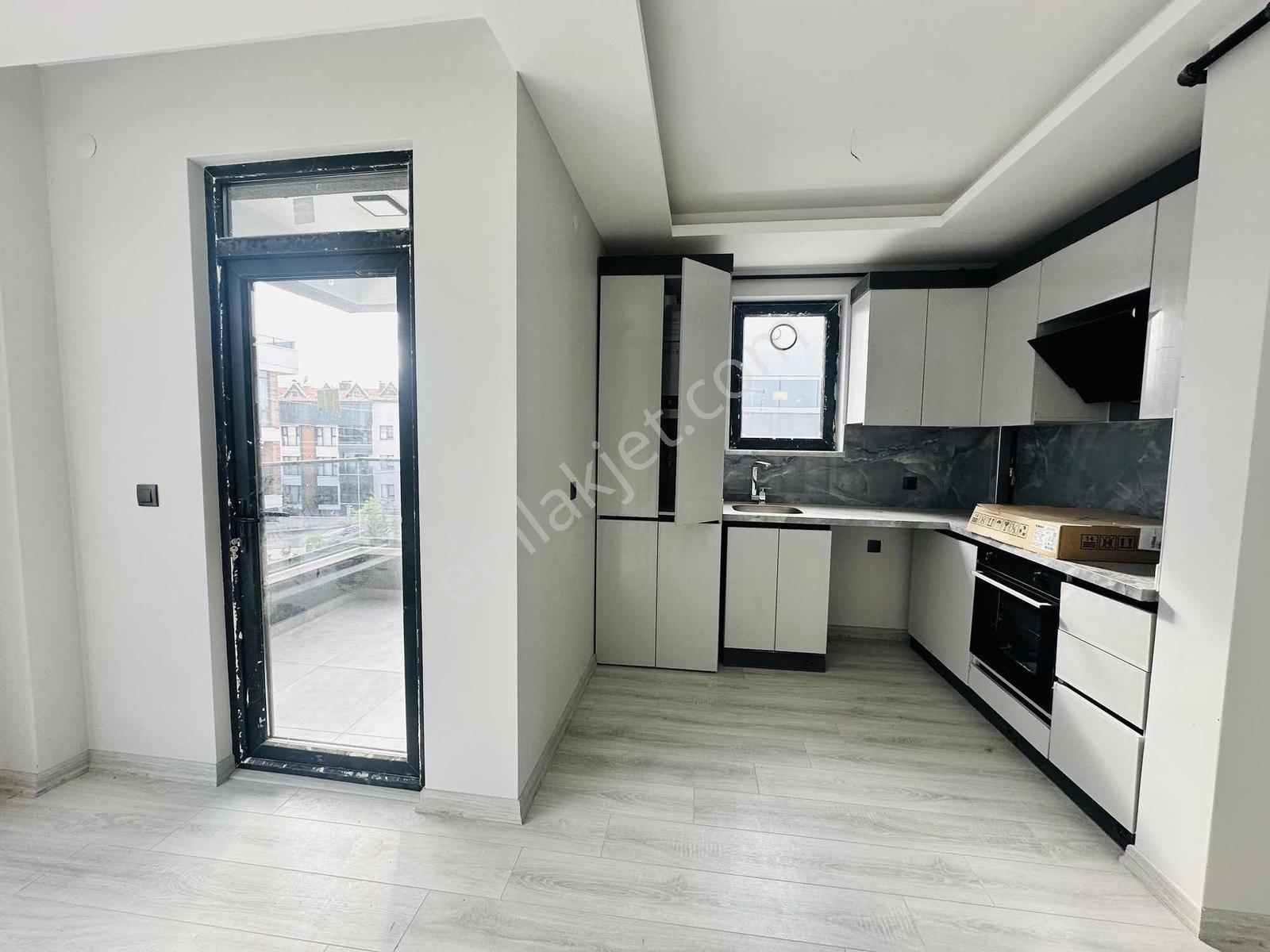 Alaçatıdan Bulvar Dibi Arakatta Ebeveyn Banyolu Düz 2+1 — fotoğraf 7