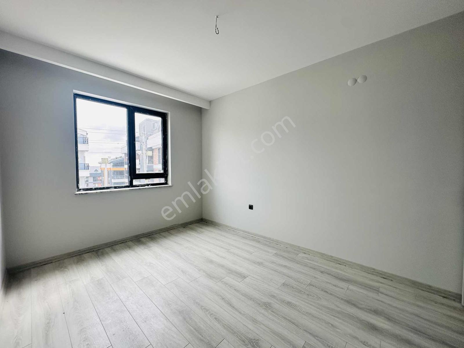 Alaçatıdan Bulvar Dibi Arakatta Ebeveyn Banyolu Düz 2+1 — fotoğraf 13