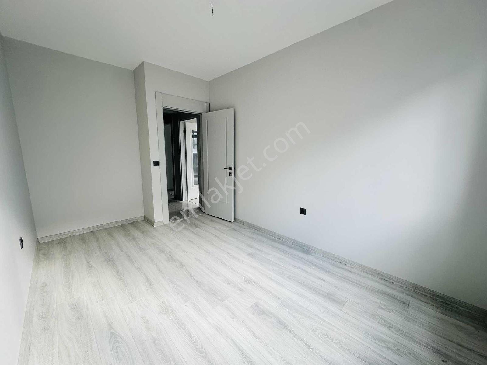 Alaçatıdan Bulvar Dibi Arakatta Ebeveyn Banyolu Düz 2+1 — fotoğraf 16
