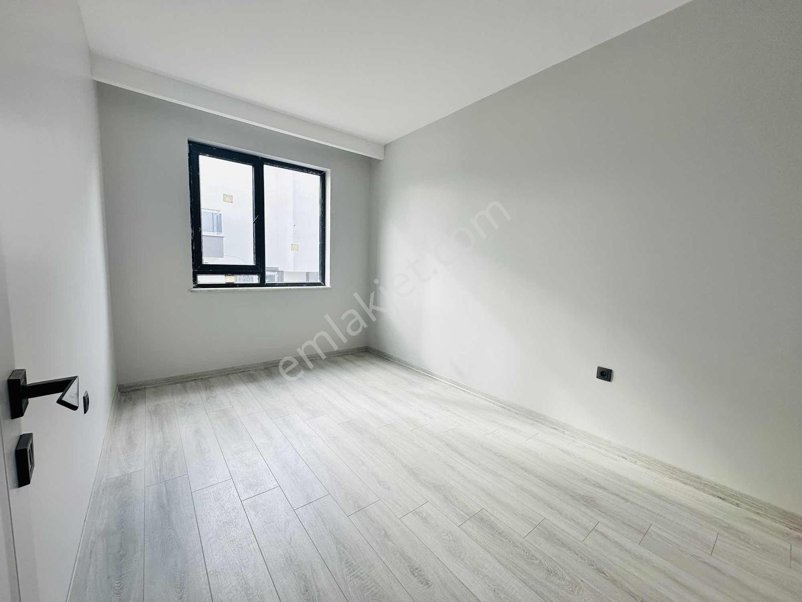 Alaçatıdan Bulvar Dibi Arakatta Ebeveyn Banyolu Düz 2+1 — fotoğraf 18