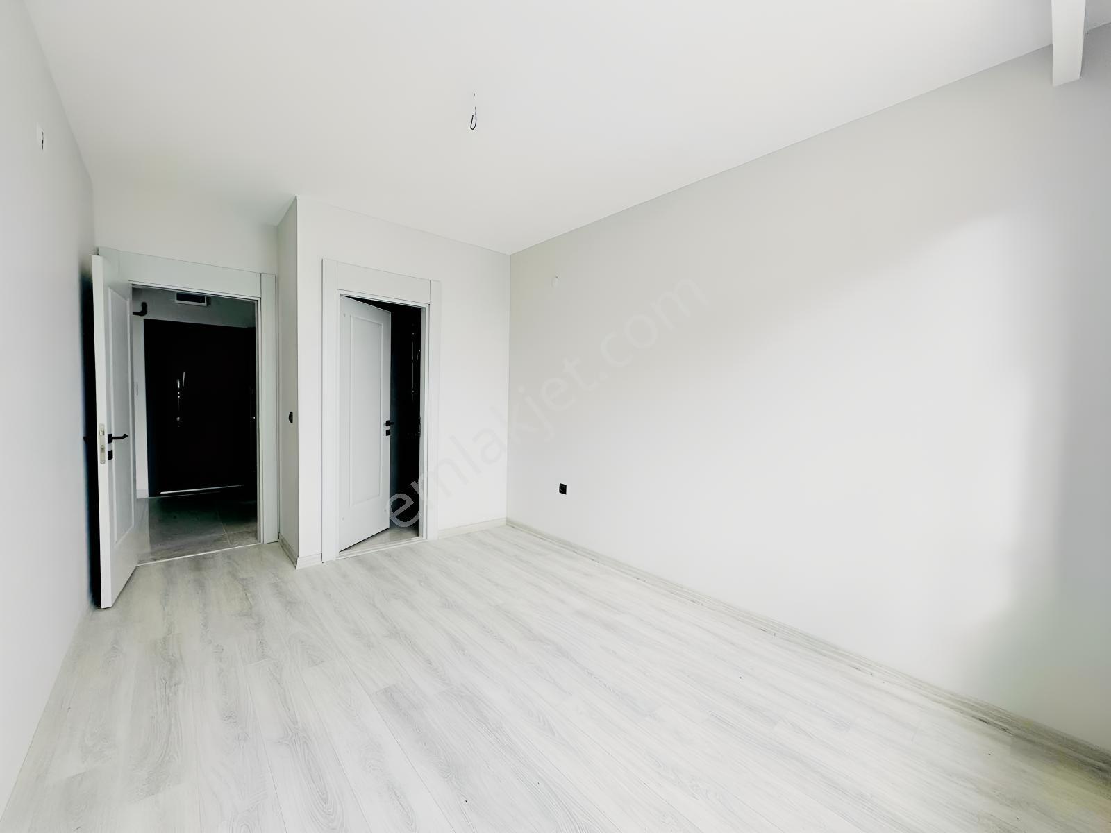Alaçatıdan Bulvar Dibi Arakatta Ebeveyn Banyolu Düz 2+1 — fotoğraf 22