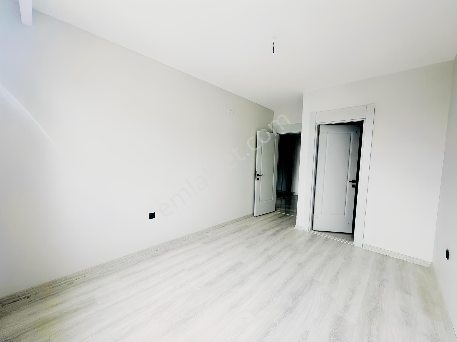 Alaçatıdan Bulvar Dibi Arakatta Ebeveyn Banyolu Düz 2+1 — fotoğraf 23